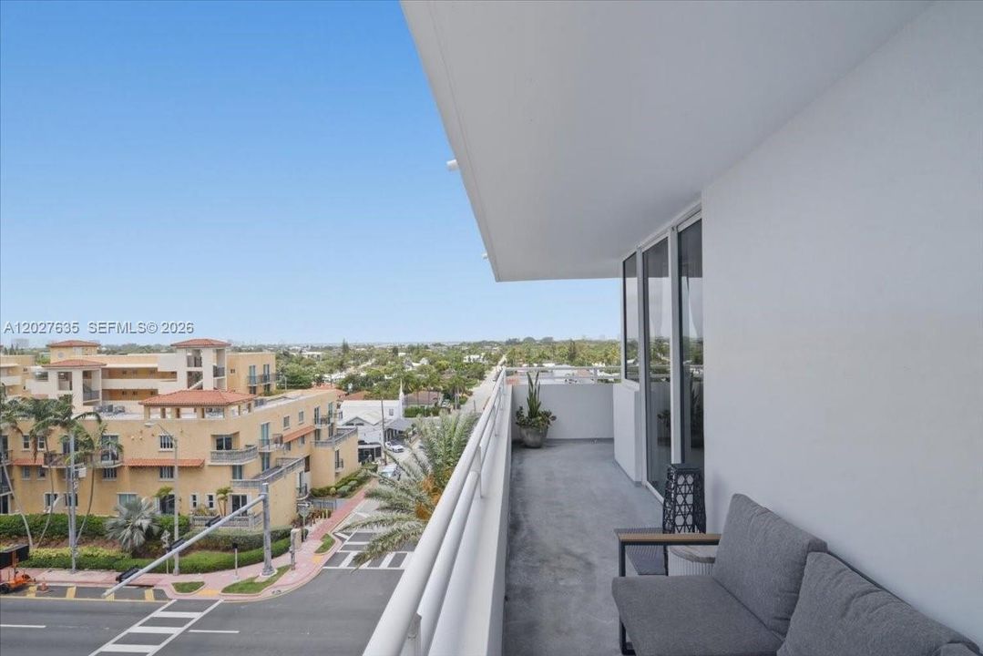 For Sale: $850,000 (2 beds, 2 baths, 950 Square Feet)