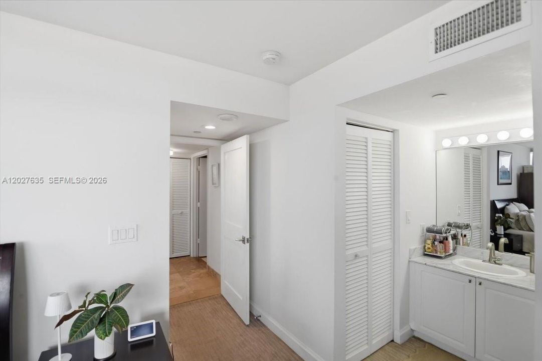 For Sale: $850,000 (2 beds, 2 baths, 950 Square Feet)