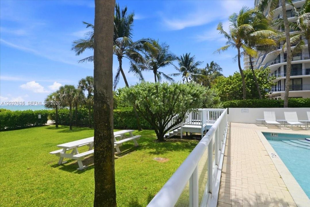 For Sale: $850,000 (2 beds, 2 baths, 950 Square Feet)