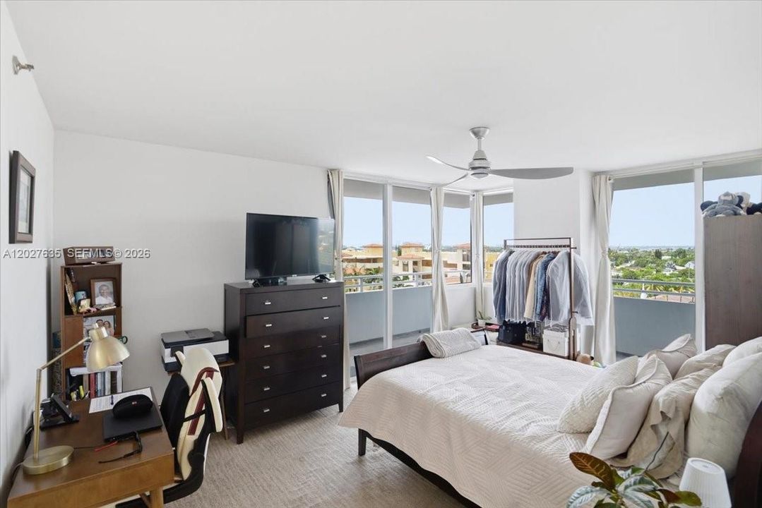 For Sale: $850,000 (2 beds, 2 baths, 950 Square Feet)