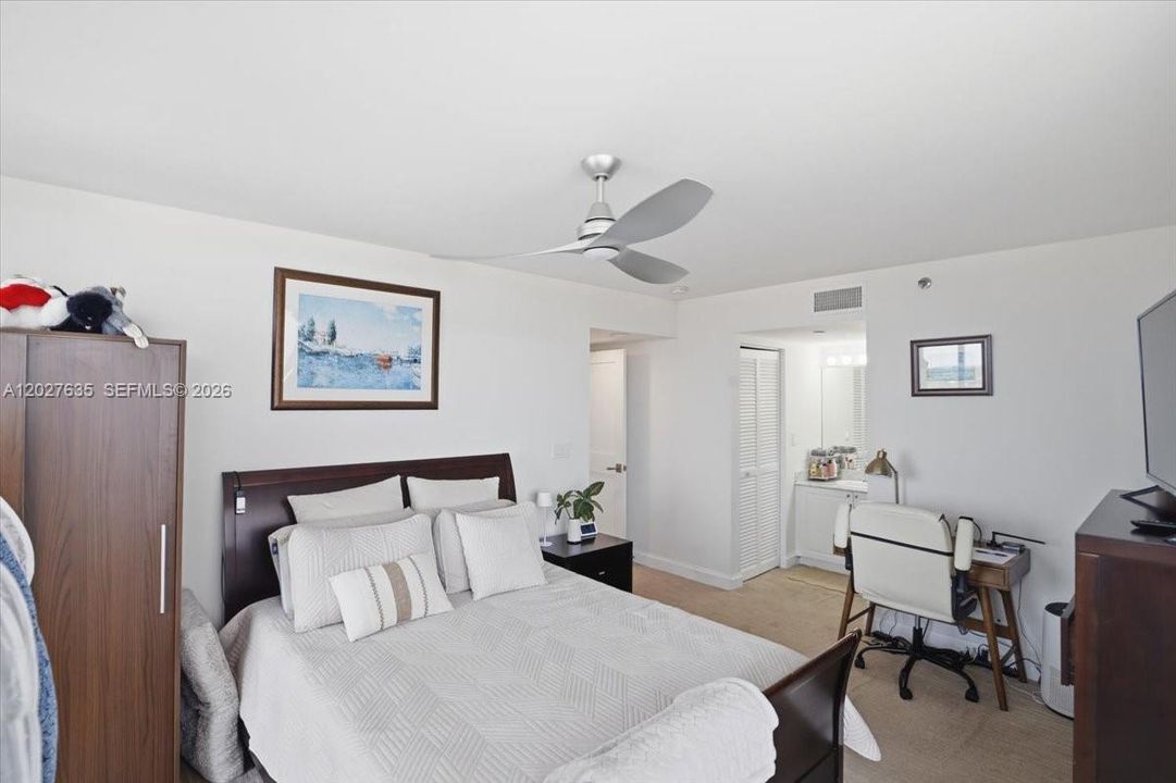 For Sale: $850,000 (2 beds, 2 baths, 950 Square Feet)
