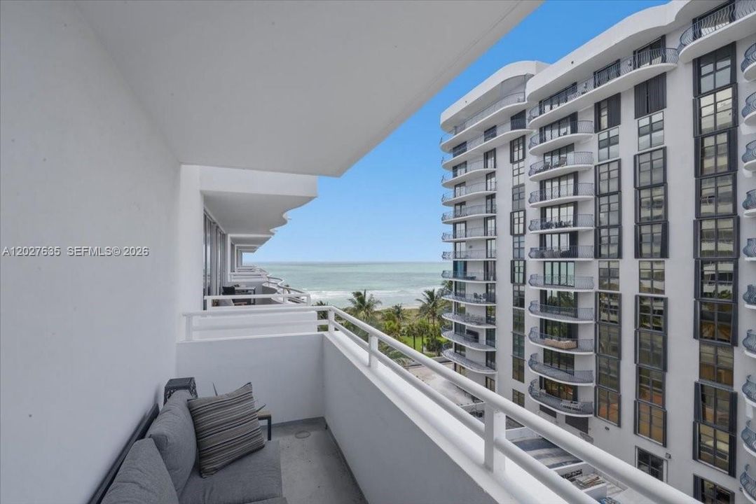 For Sale: $850,000 (2 beds, 2 baths, 950 Square Feet)