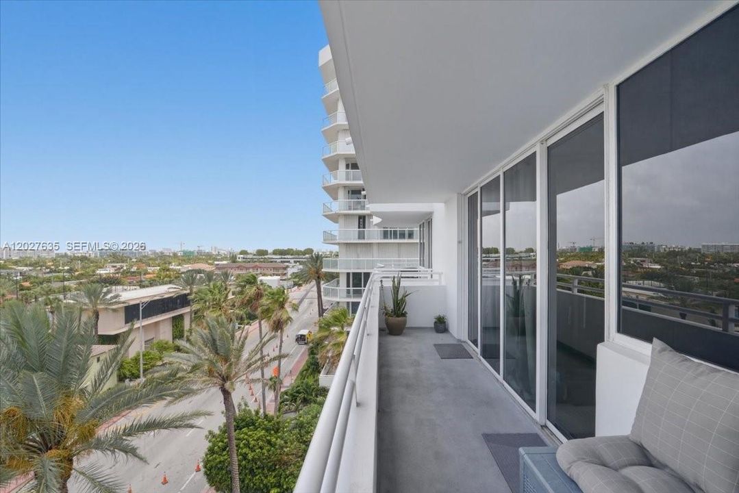 For Sale: $850,000 (2 beds, 2 baths, 950 Square Feet)