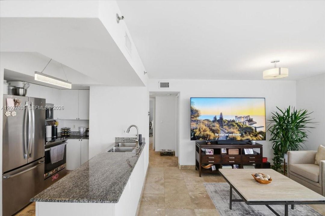 For Sale: $850,000 (2 beds, 2 baths, 950 Square Feet)