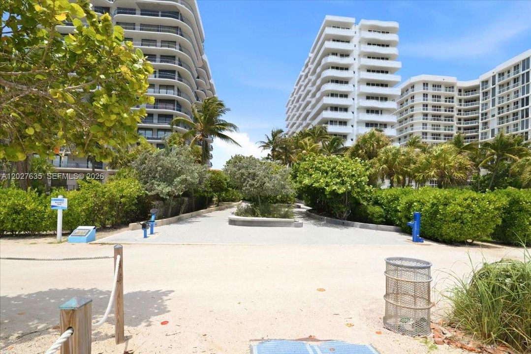 For Sale: $850,000 (2 beds, 2 baths, 950 Square Feet)