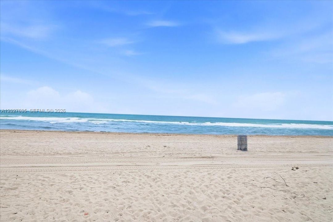 For Sale: $850,000 (2 beds, 2 baths, 950 Square Feet)
