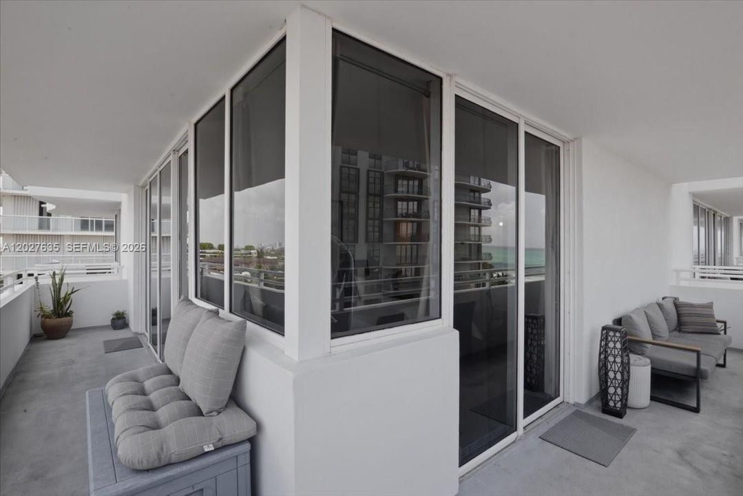 For Sale: $850,000 (2 beds, 2 baths, 950 Square Feet)