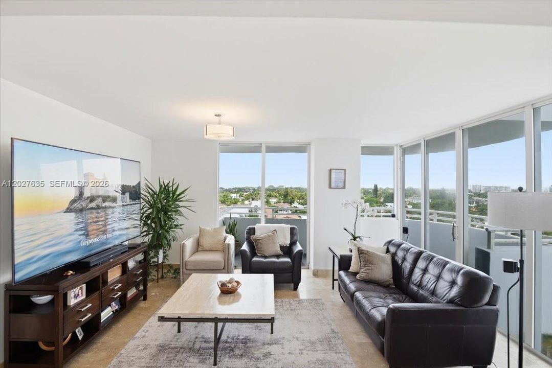 For Sale: $850,000 (2 beds, 2 baths, 950 Square Feet)