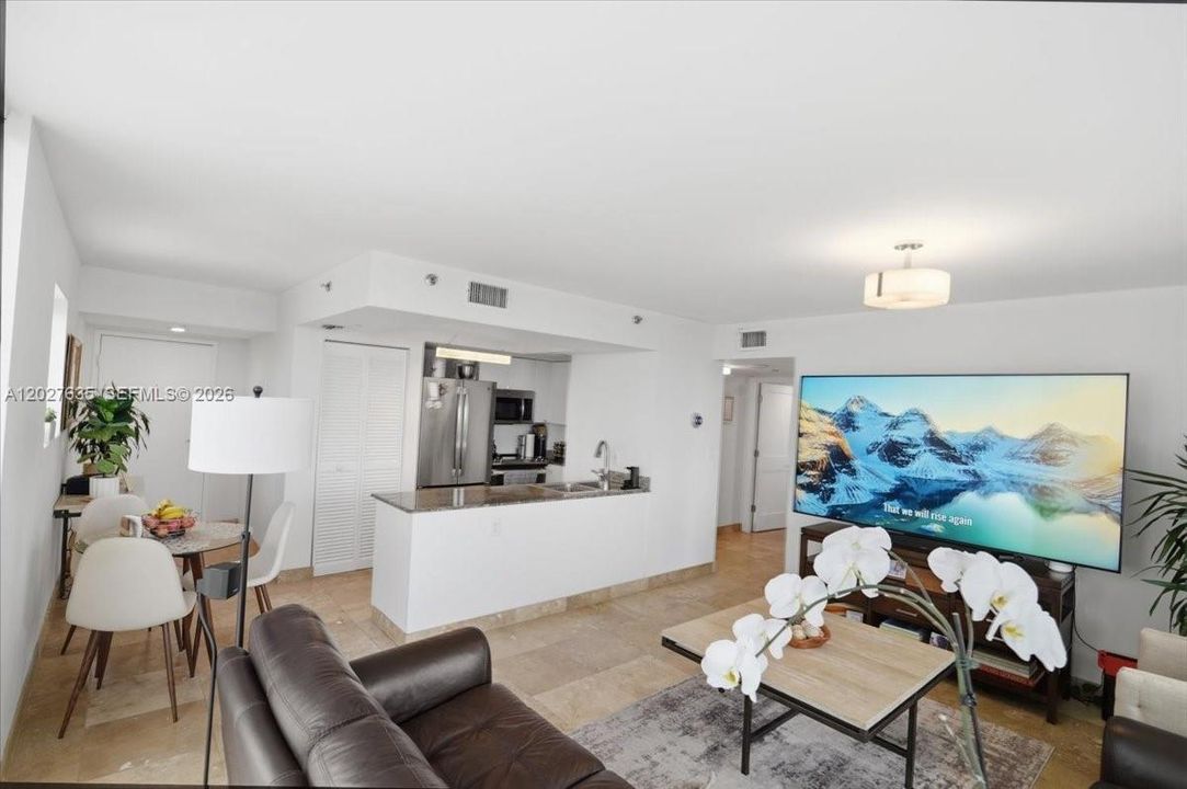For Sale: $850,000 (2 beds, 2 baths, 950 Square Feet)