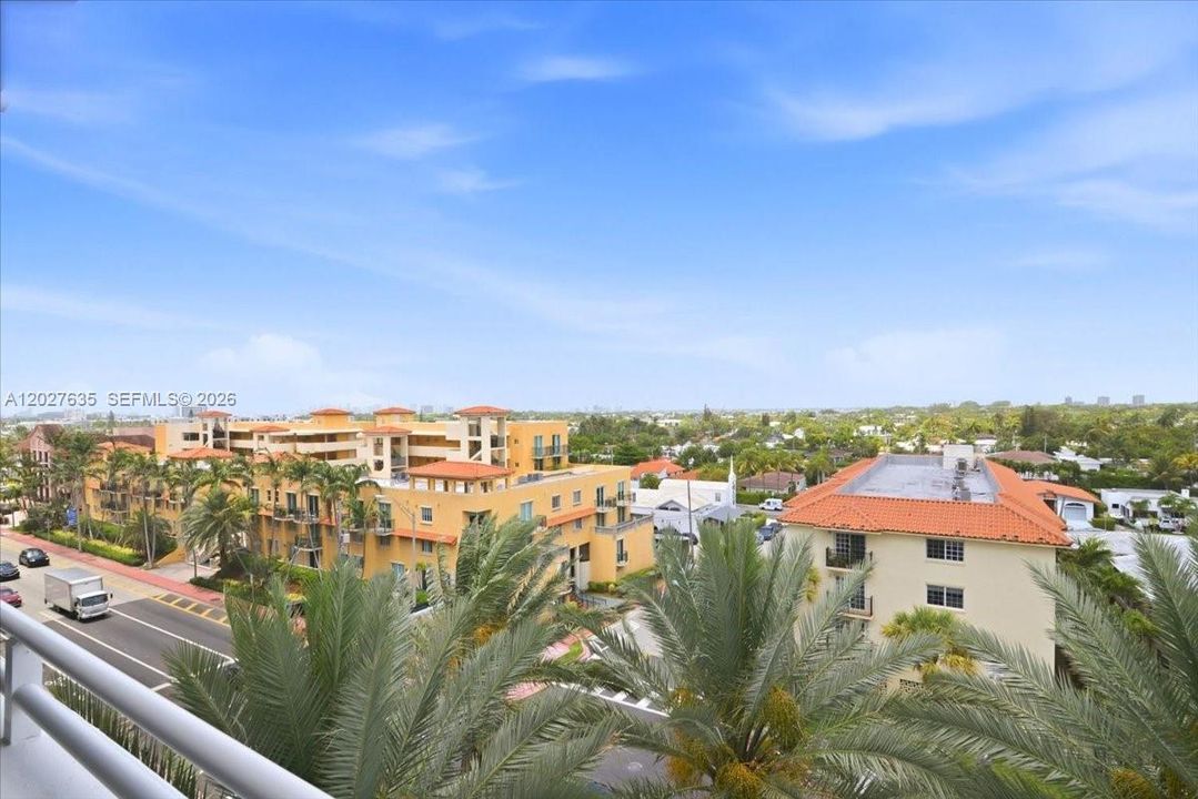 For Sale: $850,000 (2 beds, 2 baths, 950 Square Feet)