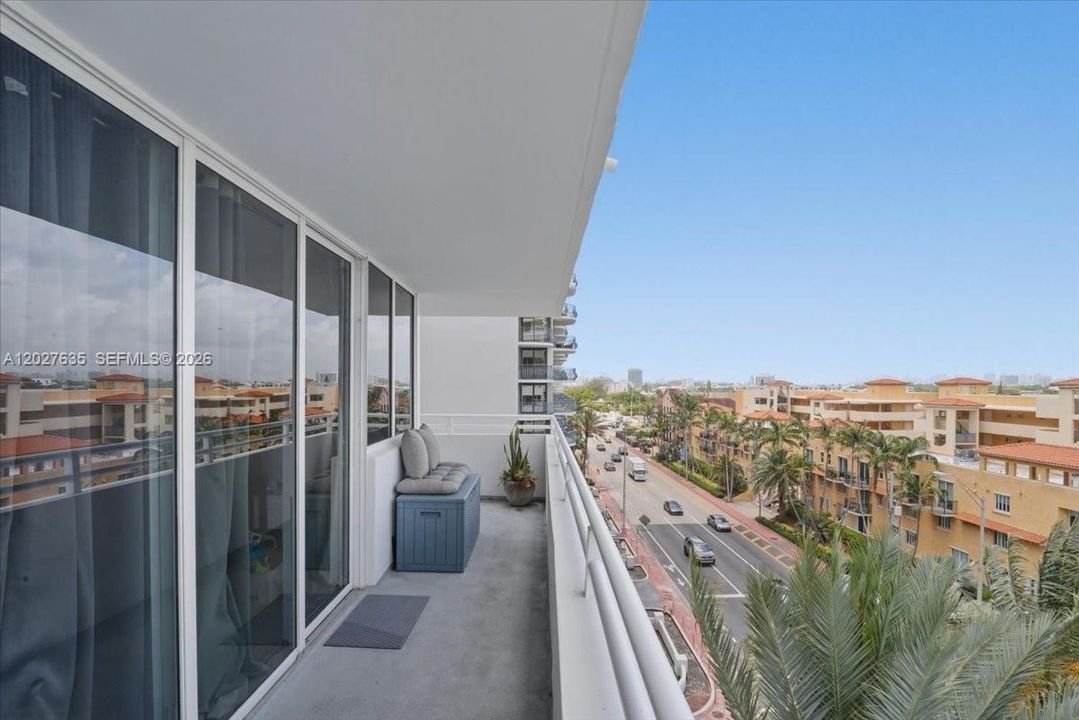 For Sale: $850,000 (2 beds, 2 baths, 950 Square Feet)