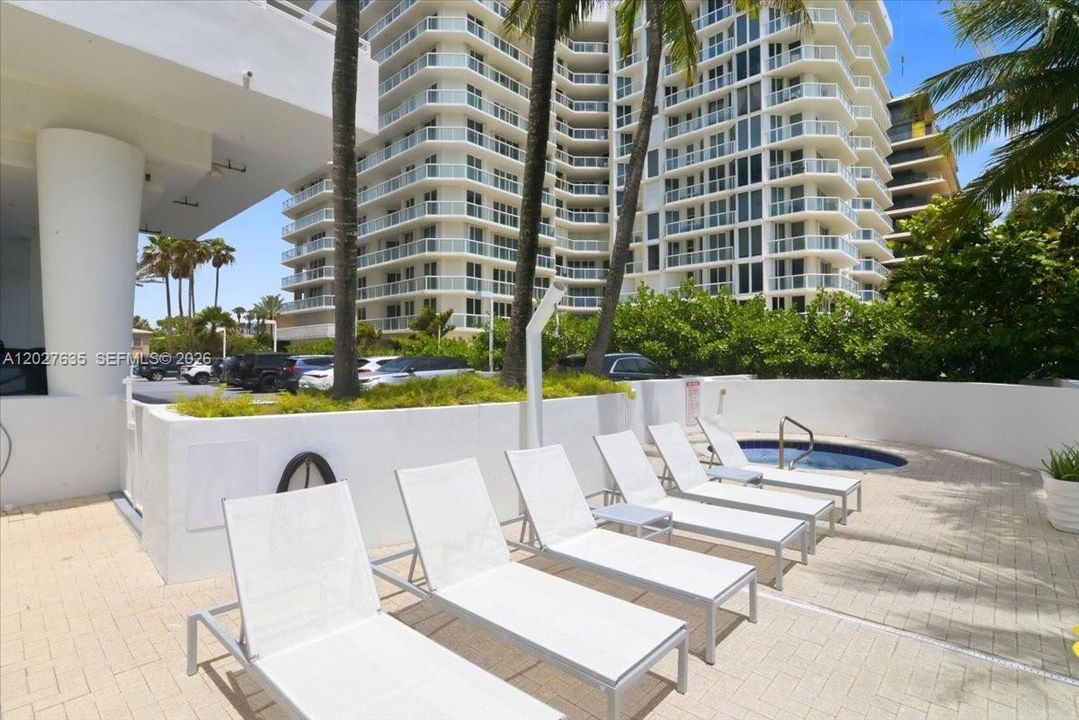 For Sale: $850,000 (2 beds, 2 baths, 950 Square Feet)
