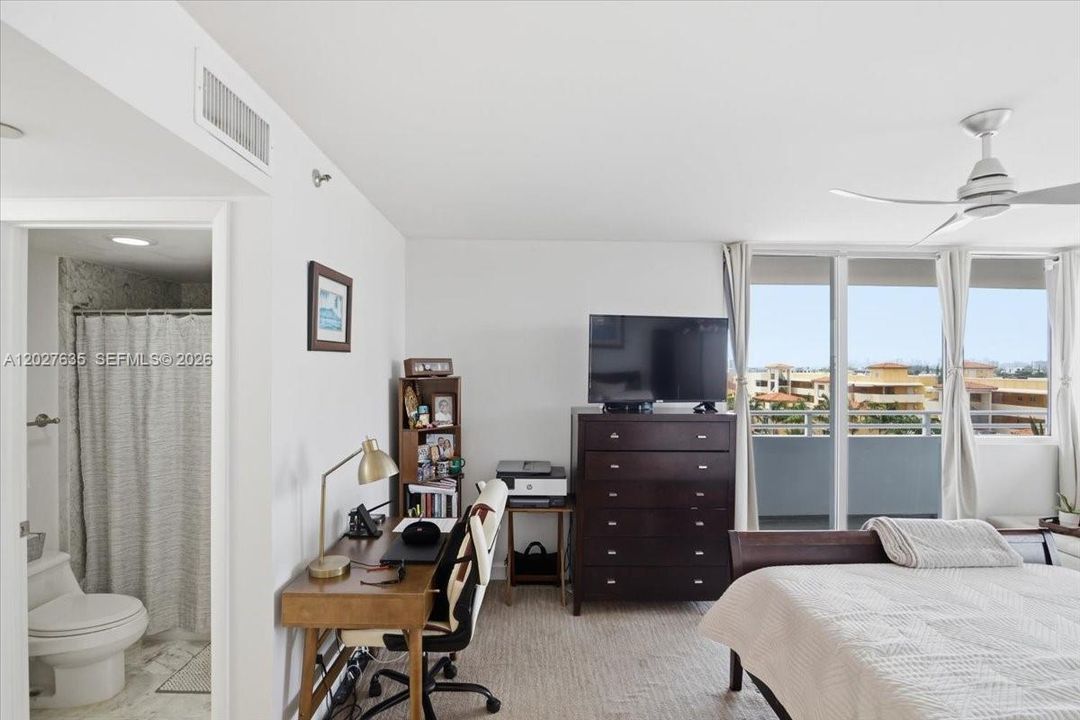 For Sale: $850,000 (2 beds, 2 baths, 950 Square Feet)