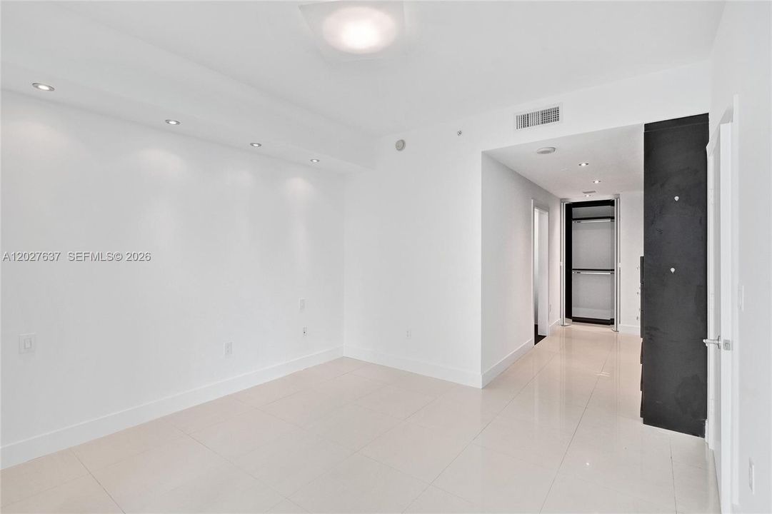 Active With Contract: $5,900 (2 beds, 2 baths, 1237 Square Feet)