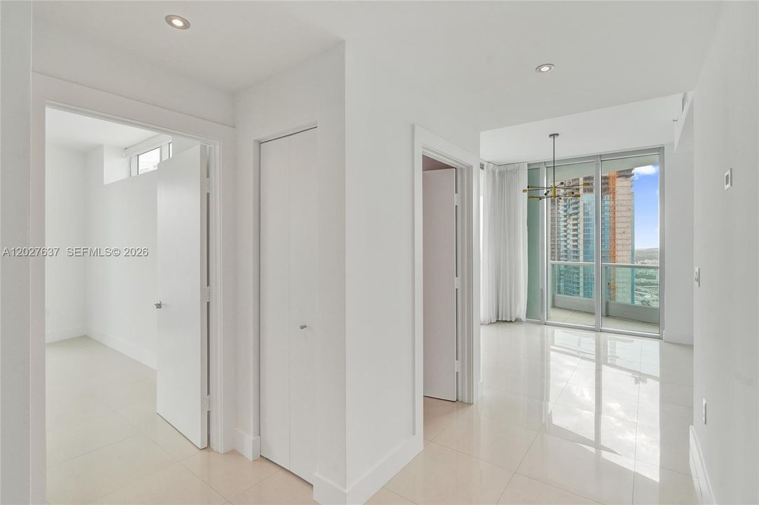 Active With Contract: $5,900 (2 beds, 2 baths, 1237 Square Feet)