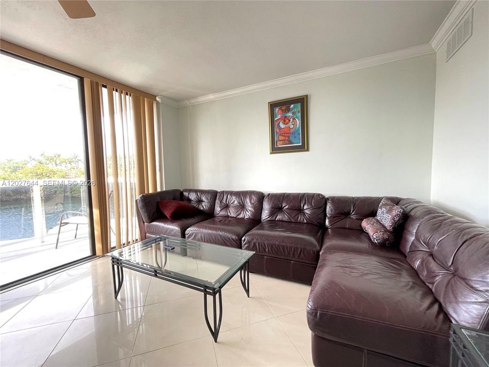 В аренду: $2,300 (2 спален, 1 ванн, 922 Квадратных фут)