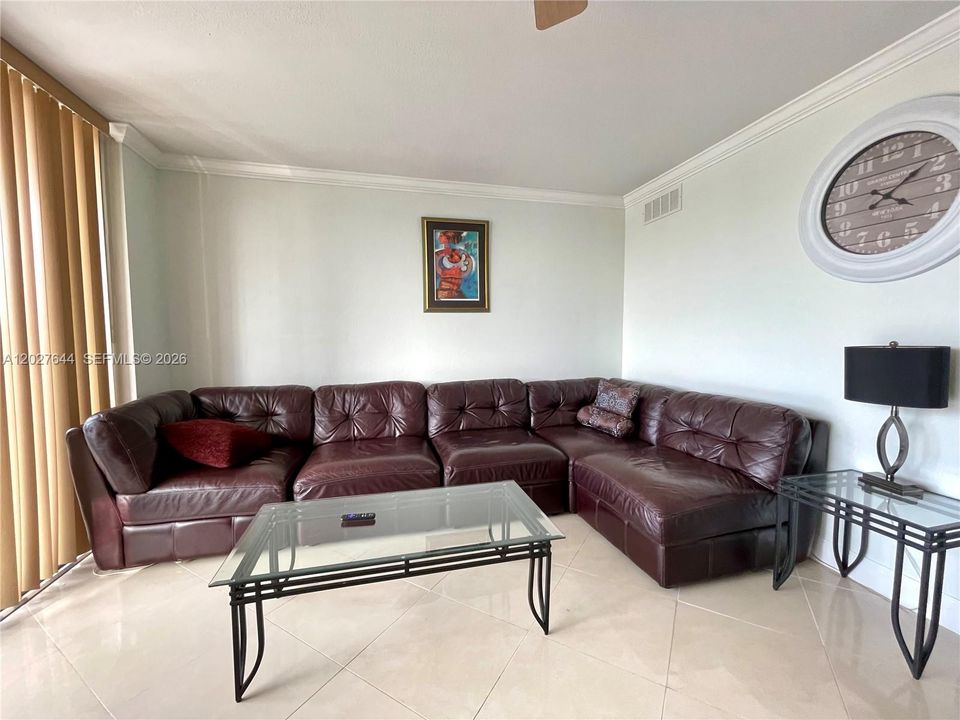В аренду: $2,300 (2 спален, 1 ванн, 922 Квадратных фут)