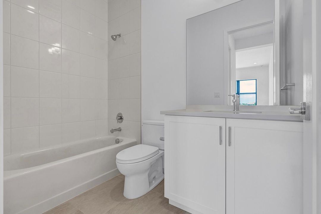 BathroomUpstairs2