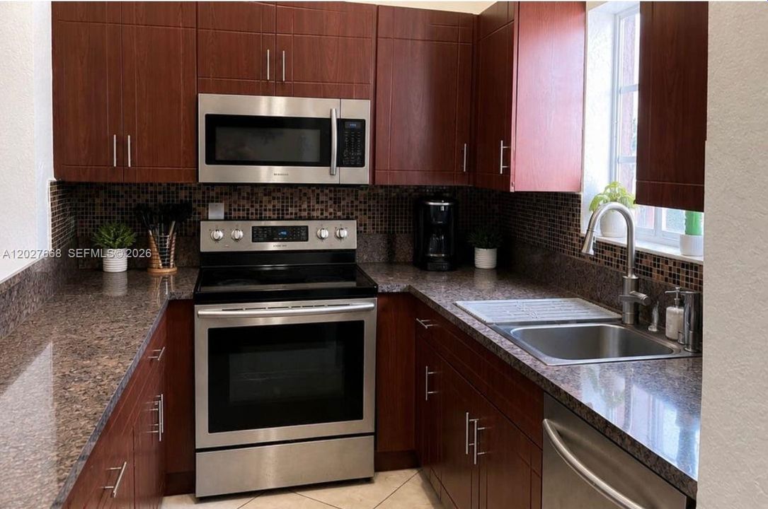 For Rent: $2,800 (3 beds, 2 baths, 953 Square Feet)