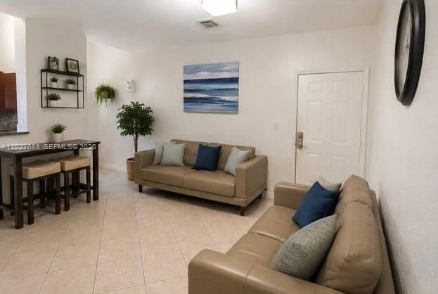 For Rent: $2,800 (3 beds, 2 baths, 953 Square Feet)