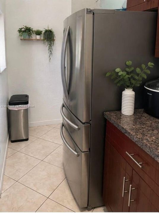 For Rent: $2,800 (3 beds, 2 baths, 953 Square Feet)