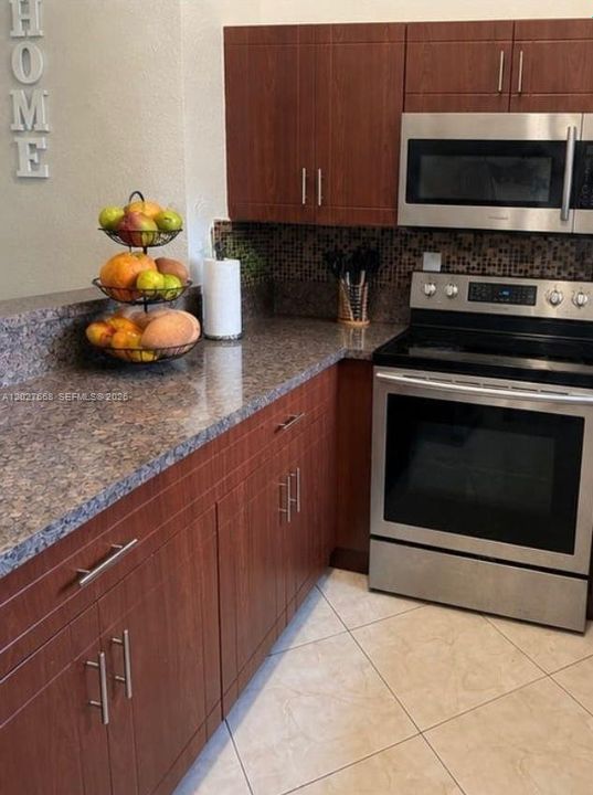 For Rent: $2,800 (3 beds, 2 baths, 953 Square Feet)