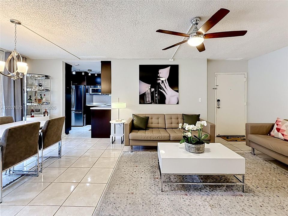 For Sale: $289,000 (2 beds, 2 baths, 870 Square Feet)