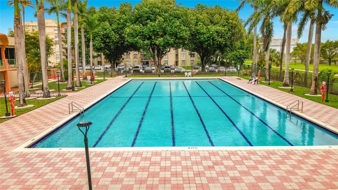 For Sale: $289,000 (2 beds, 2 baths, 870 Square Feet)