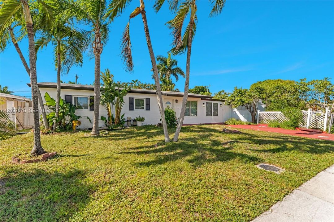 For Rent: $2,850 (3 beds, 2 baths, 975 Square Feet)