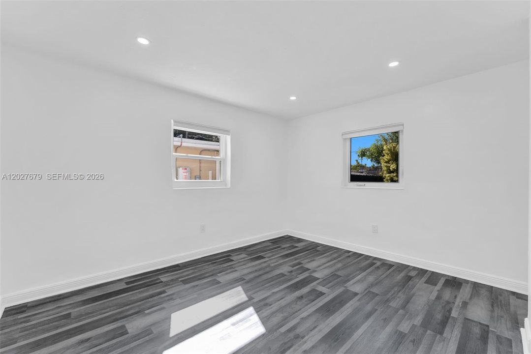 For Rent: $2,850 (3 beds, 2 baths, 975 Square Feet)