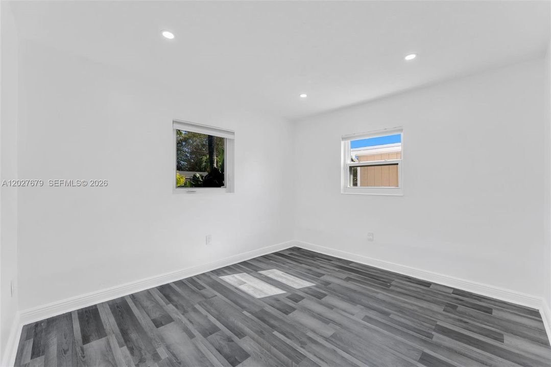 For Rent: $2,850 (3 beds, 2 baths, 975 Square Feet)