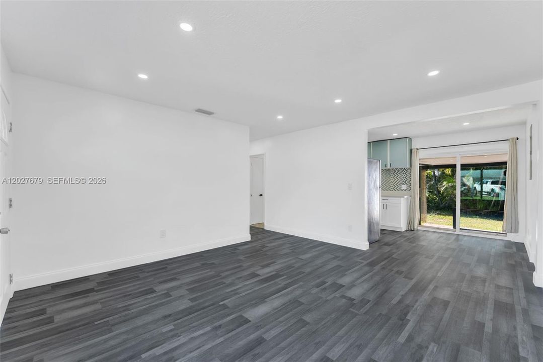For Rent: $2,850 (3 beds, 2 baths, 975 Square Feet)