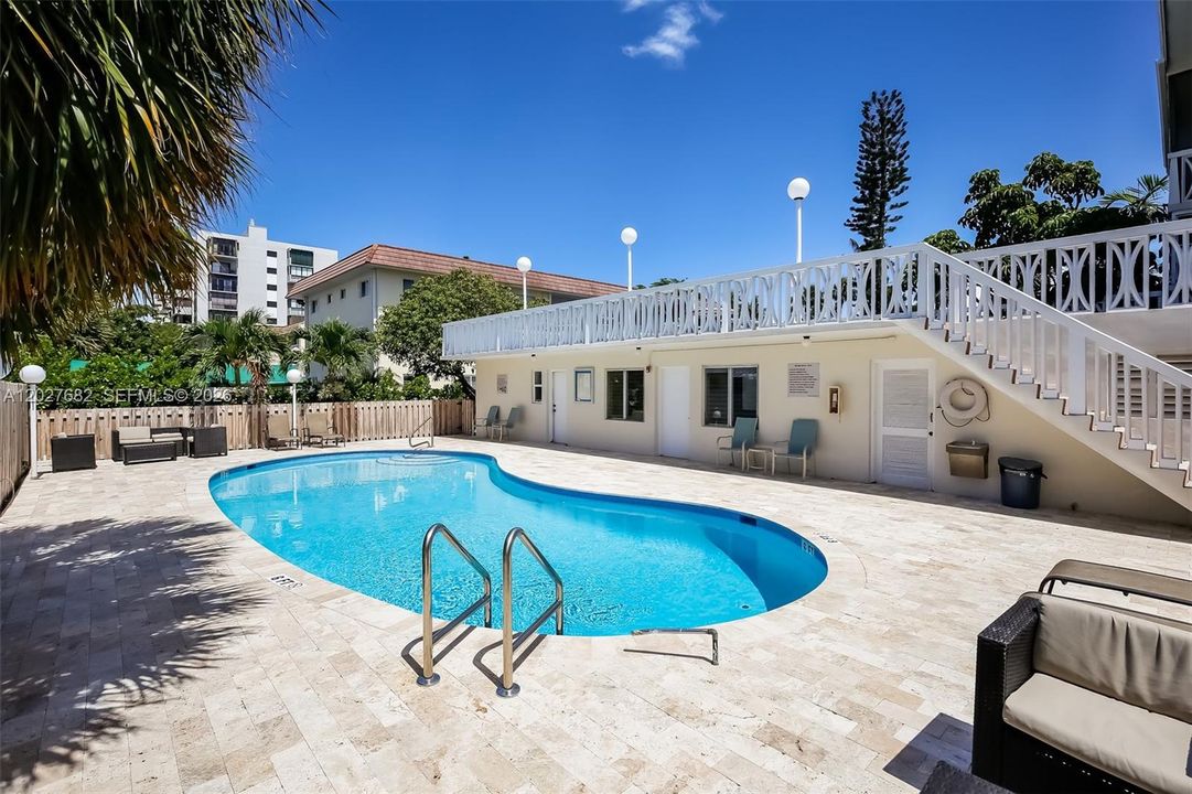 For Rent: $4,750 (2 beds, 2 baths, 925 Square Feet)