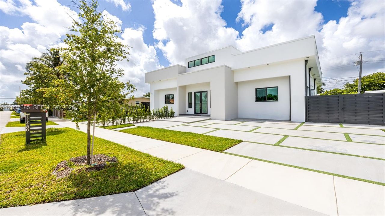 For Sale: $2,100,000 (4 beds, 4 baths, 2528 Square Feet)