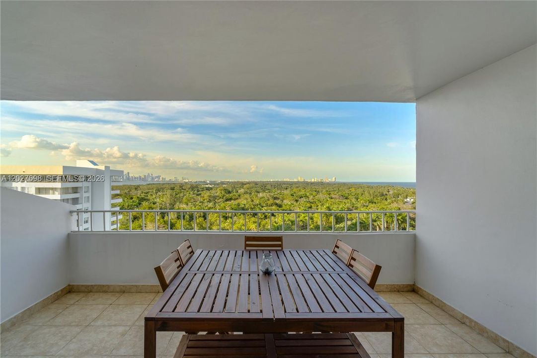 To Crandon Park, Bay and skyline of Miami