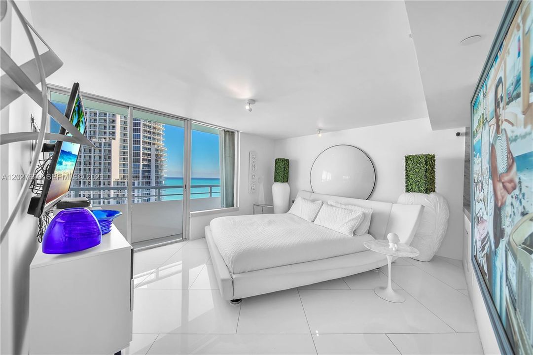 For Sale: $2,750,000 (2 beds, 2 baths, 1559 Square Feet)