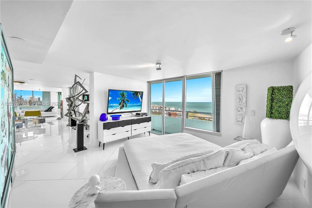 For Sale: $2,750,000 (2 beds, 2 baths, 1559 Square Feet)