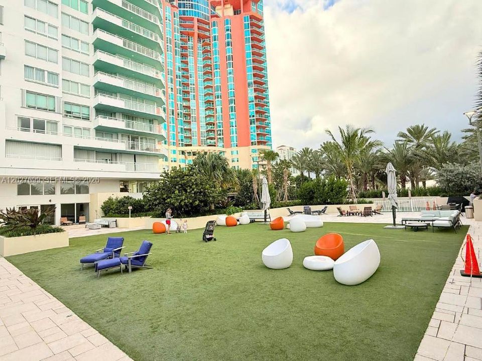 For Sale: $2,750,000 (2 beds, 2 baths, 1559 Square Feet)