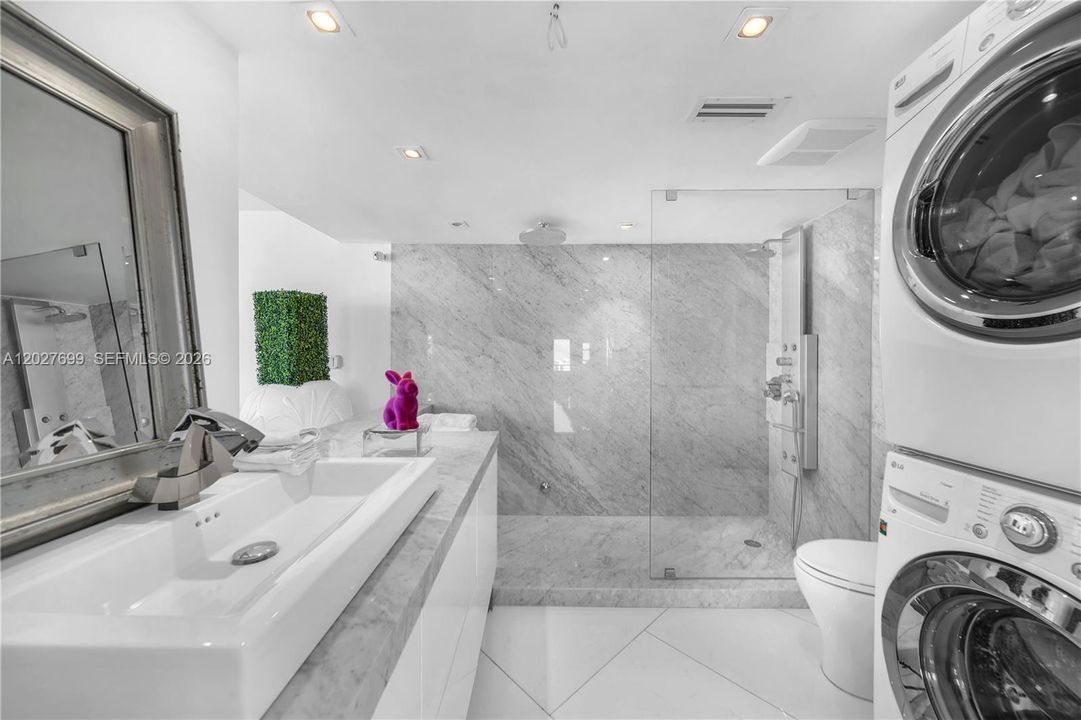 For Sale: $2,750,000 (2 beds, 2 baths, 1559 Square Feet)