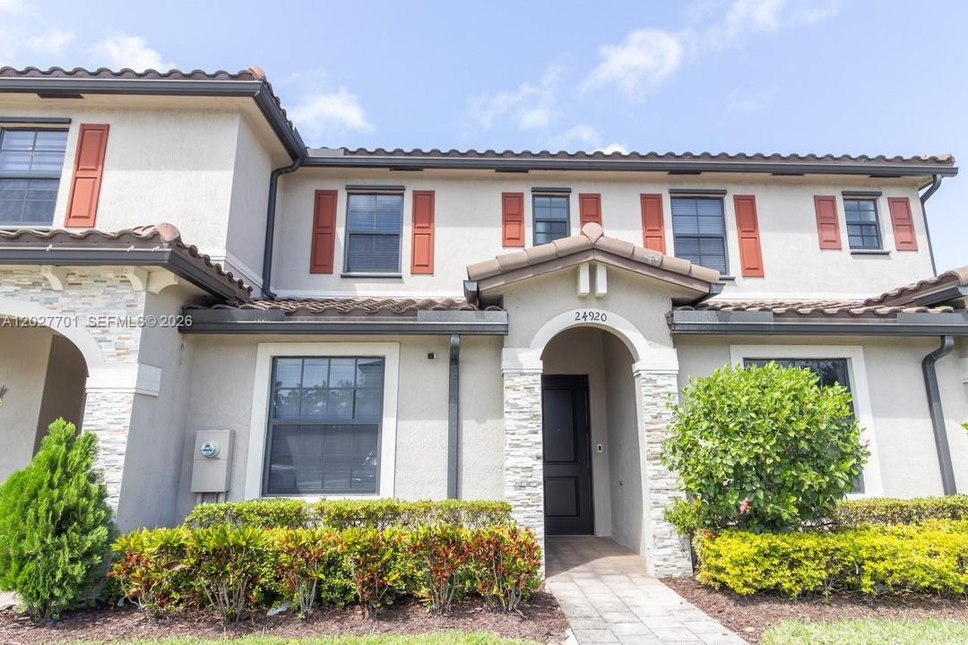 For Rent: $2,450 (3 beds, 3 baths, 1326 Square Feet)