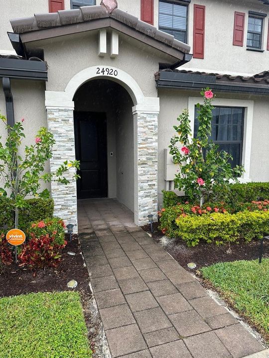 For Rent: $2,450 (3 beds, 3 baths, 1326 Square Feet)