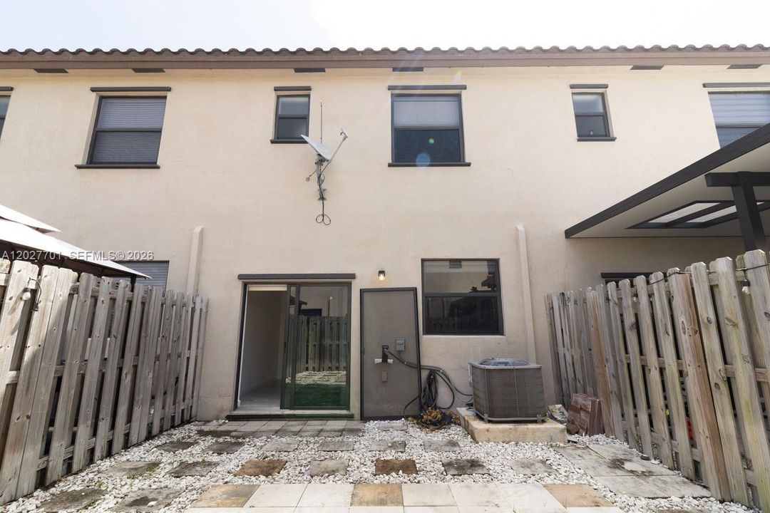 For Rent: $2,450 (3 beds, 3 baths, 1326 Square Feet)