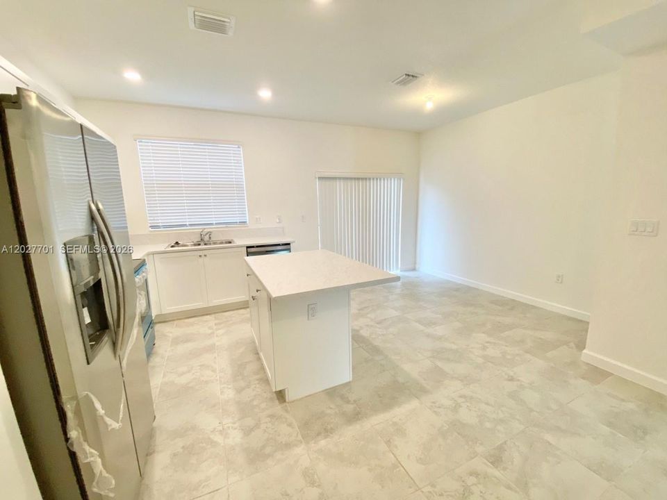 For Rent: $2,450 (3 beds, 3 baths, 1326 Square Feet)