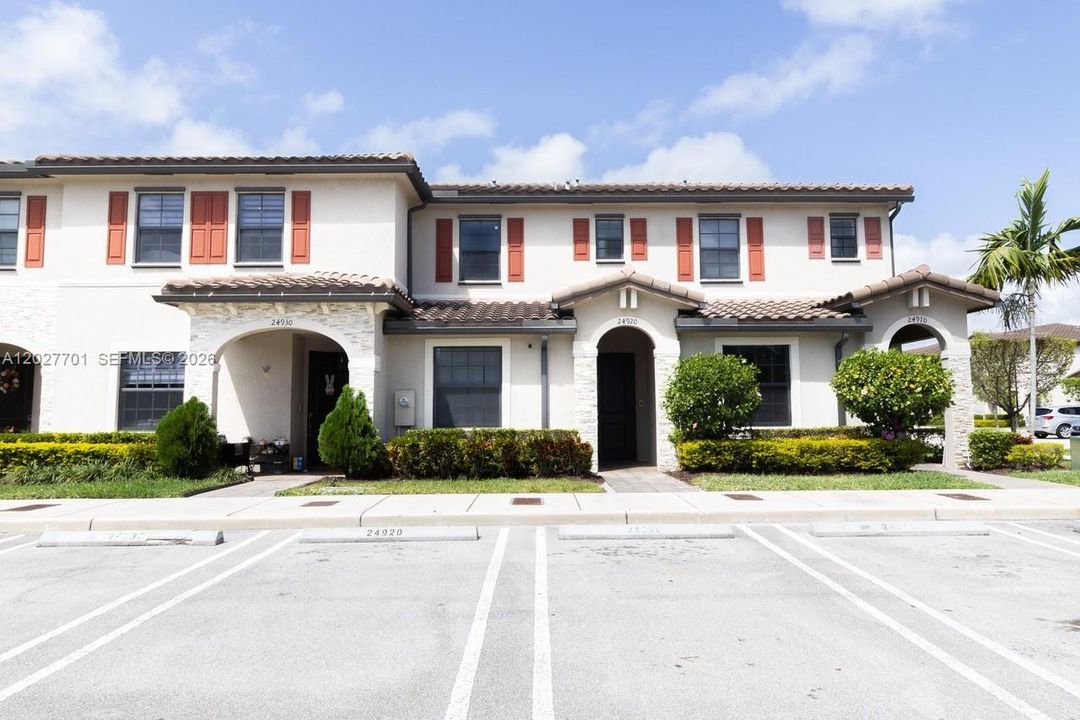 For Rent: $2,450 (3 beds, 3 baths, 1326 Square Feet)
