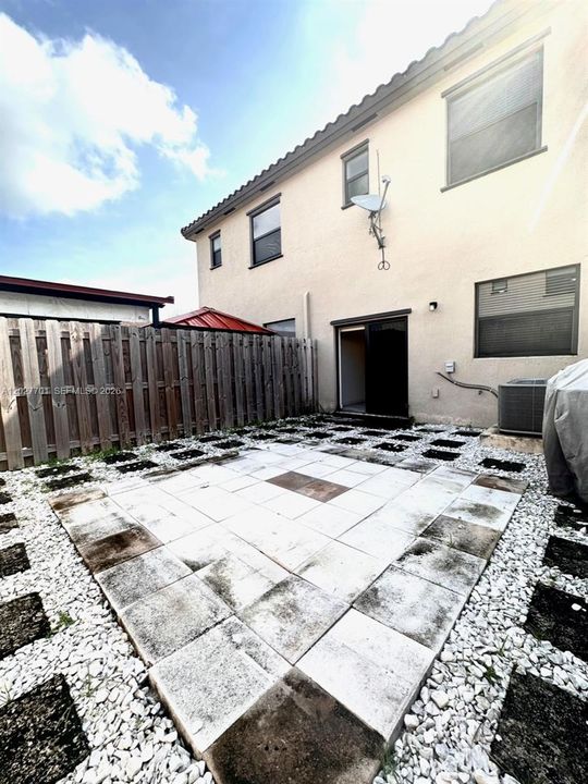 For Rent: $2,450 (3 beds, 3 baths, 1326 Square Feet)