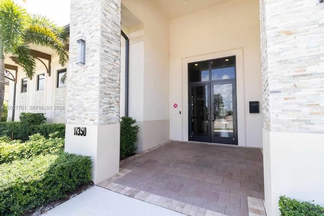 For Rent: $2,450 (3 beds, 3 baths, 1326 Square Feet)