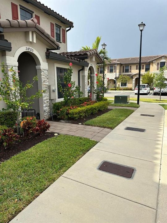 For Rent: $2,450 (3 beds, 3 baths, 1326 Square Feet)