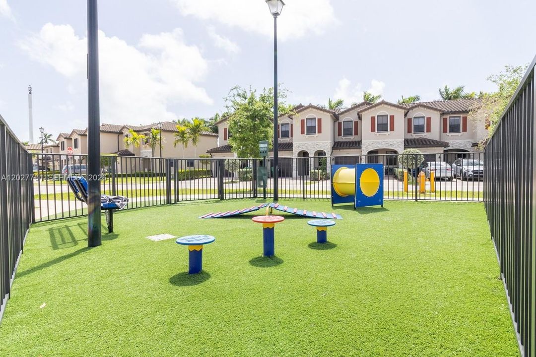 For Rent: $2,450 (3 beds, 3 baths, 1326 Square Feet)