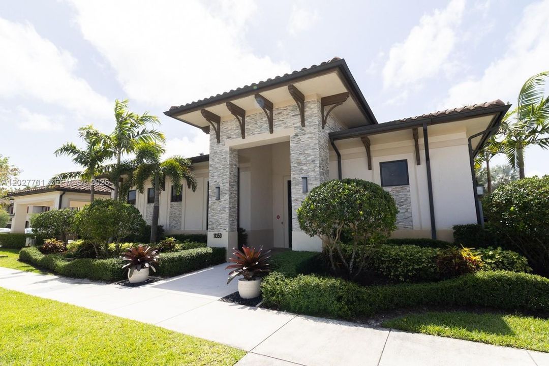 For Rent: $2,450 (3 beds, 3 baths, 1326 Square Feet)