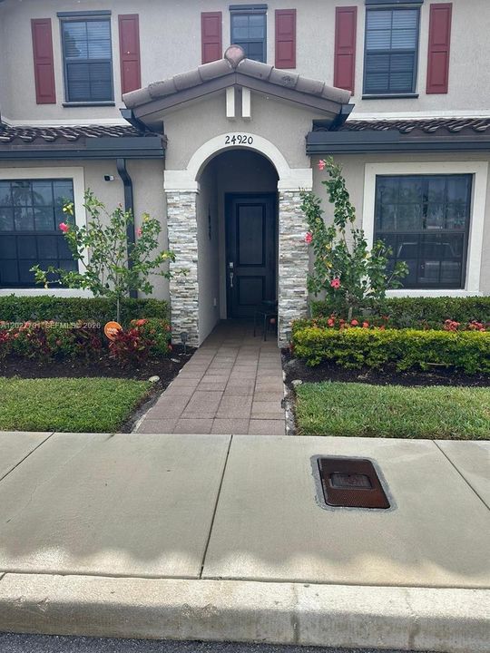 For Rent: $2,450 (3 beds, 3 baths, 1326 Square Feet)